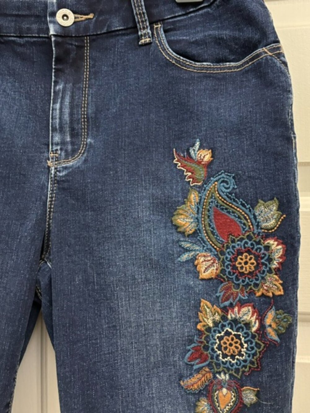 Chico's Embroidered Ankle Jeans size 0.5